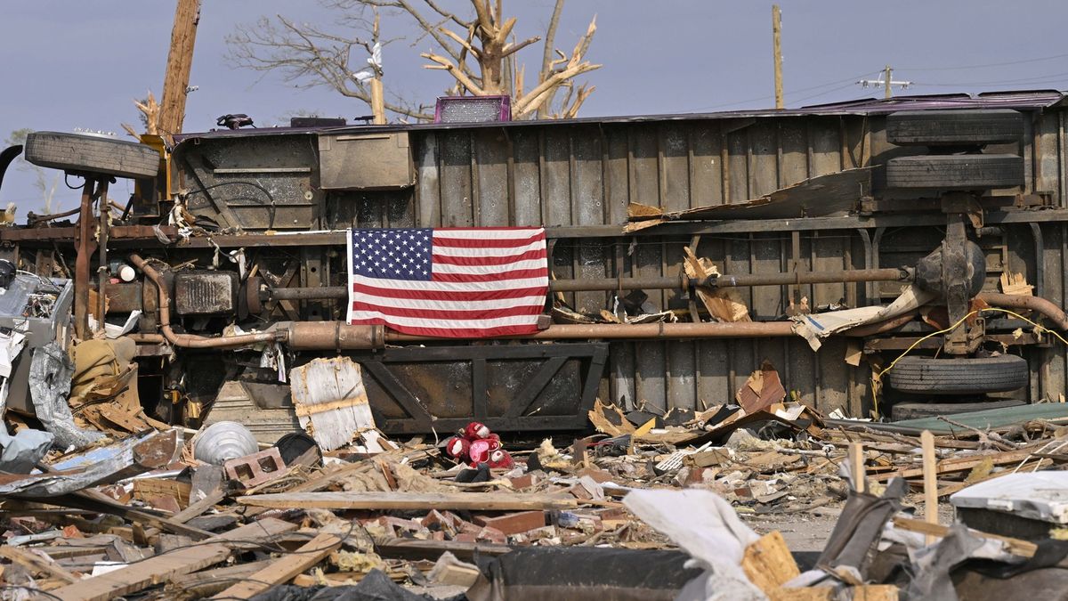 Jih a středozápad USA čelí tornádům a bouřím, Arkansas a Illinois hlásí mrtvé